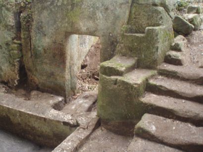 Cathèdre taillée dans le rocher, avec ses accoudoirs, reposant sur un socle, où l&lsquo;évêque ou l’officiant présidait l’assemblée liturgique. Le siège de l’évêque est le symbole de son autorité.