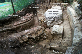 Cliché 2 – Vue d’ensemble, à droite deuxième et déversoir (flèches noires; en face le premier et le troisième aqueduc (flèches rouges) et déversoir du premier aqueduc (flèche bleue).