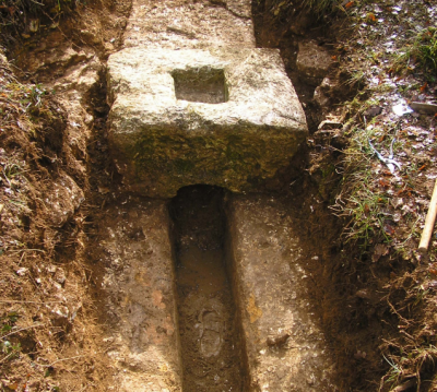 Conduit de l&lsquo;aqueduc du Douhet avec un regard - Dalle support de cippe.