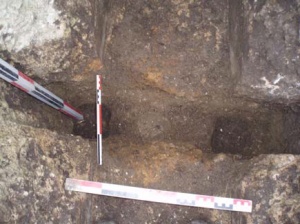 Cliché 5 – Détail des trous de la fermeture du déversoir.