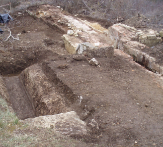 Culée amont du pont de Hautmont avec le bassin et le déversoir à gauche.