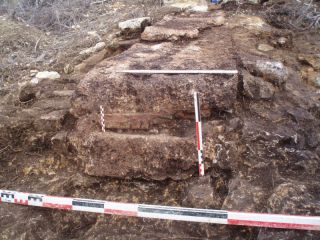 Cliché 2 – Détail des différentes recharges sur la culée.