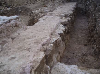 Cliché 1 – Mur-pont et tranchée de récupération.