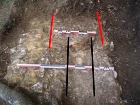 Cliché 4 – Mur de la culée avec recharge du troisième aqueduc en rouge et en noir le premier.