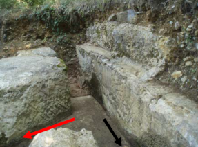 Cliché 6 – Deuxième aqueduc vers le pont (flèche rouge), déversoir (flèche noire).