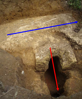 Cliché 3 – Evacuation avec la pelle (flèche rouge) et l’aqueduc (flèche bleue) juste avant la jonction avec celui du Douhet.