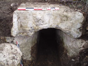 Cliché 4 – Détail de la dalle de couverture avec les encoches de la fermeture.