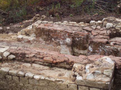 Cliché 8 – Murs extérieurs du bassin du premier aqueduc.