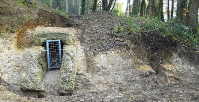 Photographie et profil du conduit du premier et troisième aqueduc à droite à quelques mètres du conduit du deuxième aqueduc sur la gauche.