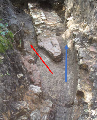 Cliché 2 – Mur-pont (flèche bleu = premier aqueduc ; flèche rouge = deuxième aqueduc ; flèches bleu et rouge = troisième aqueduc ?).