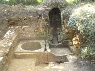 Cliché 1 – Bassins central et latéral (venant de Vénérand), avec en face le départ vers Fontcouverte en galerie et en bas, le cloaque.