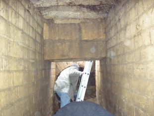 Cliché 4 – Galerie aménagé de l’aqueduc avec en haut le conduit de l’eau de pluie traversant l’aqueduc.