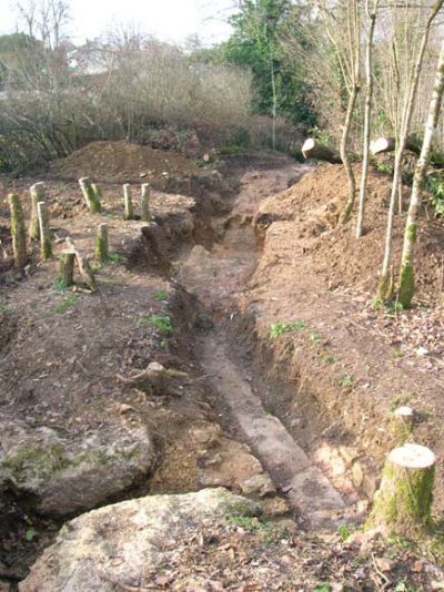 Cliché 2 : Conduit Ier / III e aqueduc et point de départ du mur-pont - En bas à gauche : branchement du deuxième aqueduc