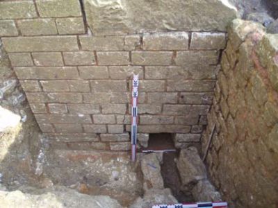 Cliché 1 – Parement extérieur du mur-pont à droite (flèche) et en face le mur M11.